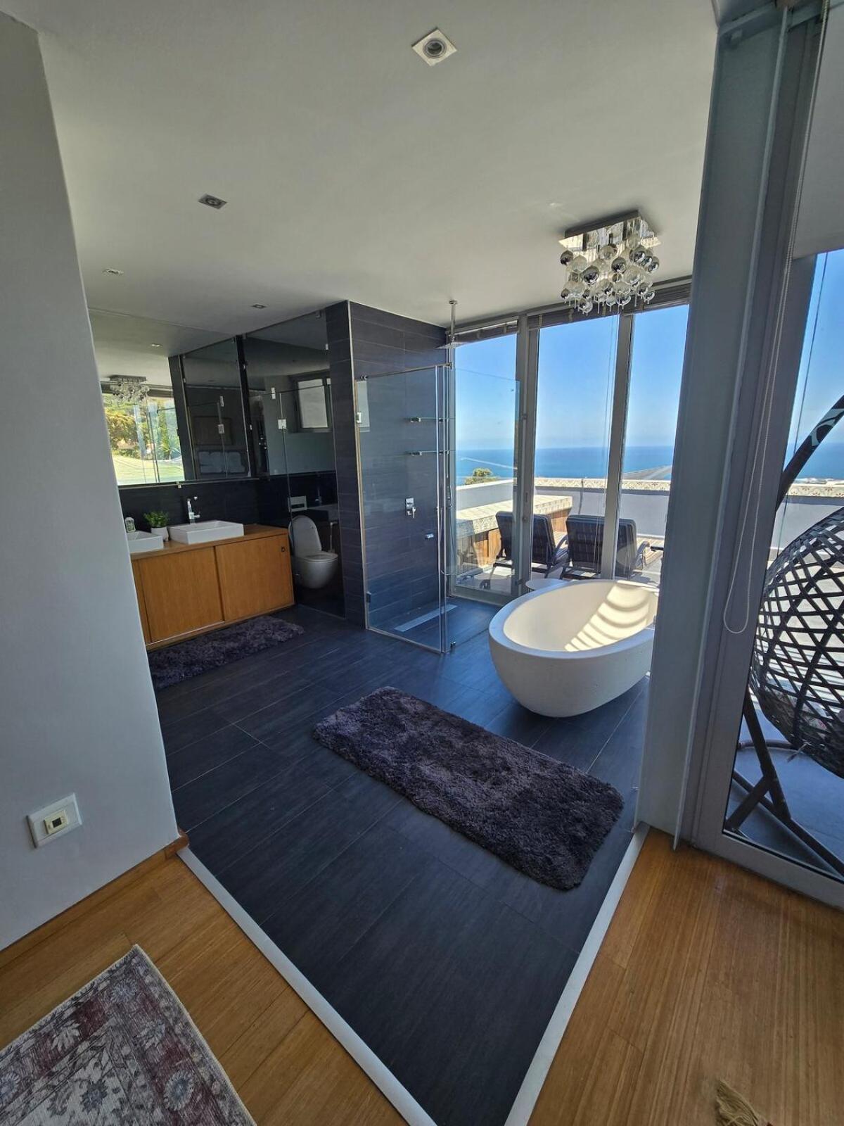 A Symphony Of Glass, Sea & Skies Holiday home