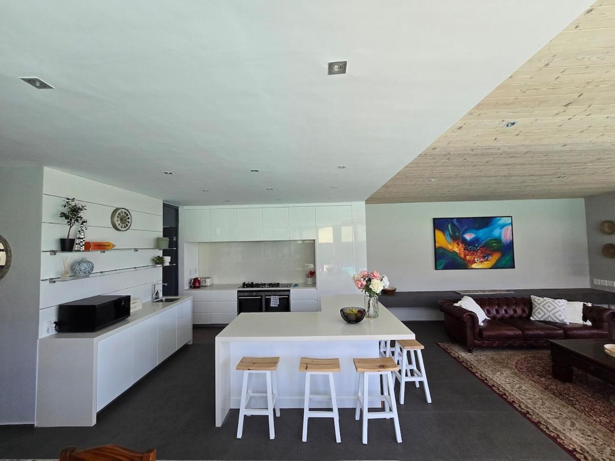 A Symphony Of Glass, Sea & Skies Holiday home Cape Town